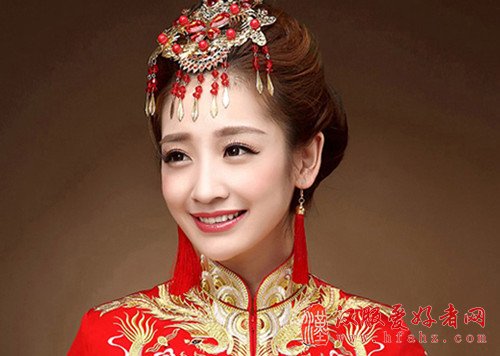 汉服婚纱照及头饰有哪些 婚纱如何与头饰相搭配