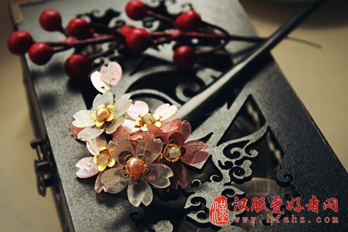 汉服婚纱照及头饰有哪些 婚纱如何与头饰相搭配