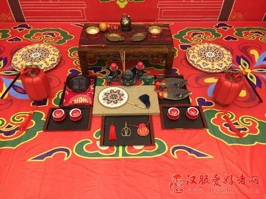 汉服店网红老板的文化生意经：情怀如何变现？