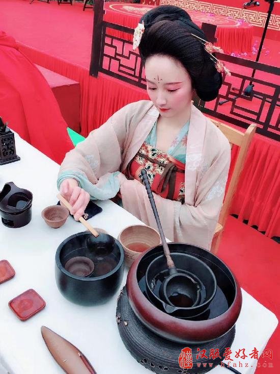 汉服店网红老板的文化生意经：情怀如何变现？