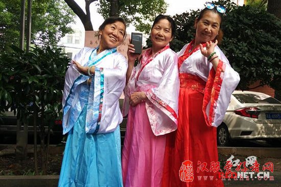 身着汉服的居民