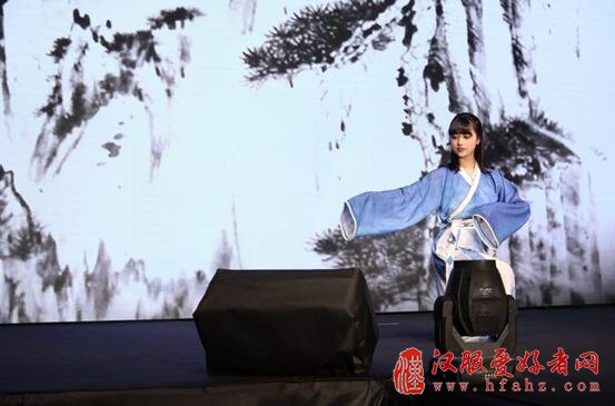 徐娇织羽集受中意文化年官方邀约 汉服文化走向