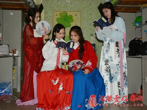 武昌首义学院一寝室四名女生热衷“汉服文化”