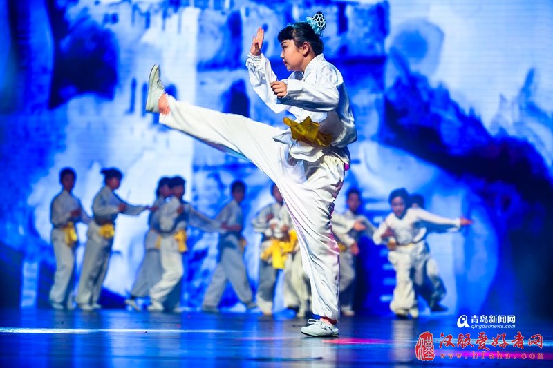 穿汉服弹古琴 这所学校艺术节满是中国风