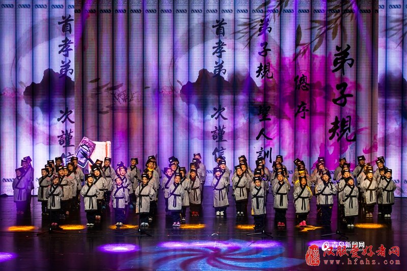 穿汉服弹古琴 这所学校艺术节满是中国风