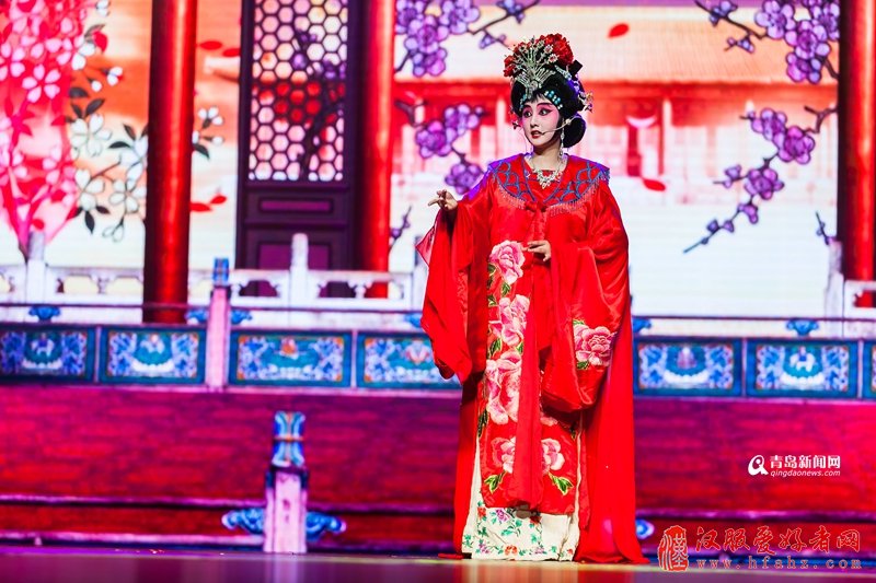 穿汉服弹古琴 这所学校艺术节满是中国风