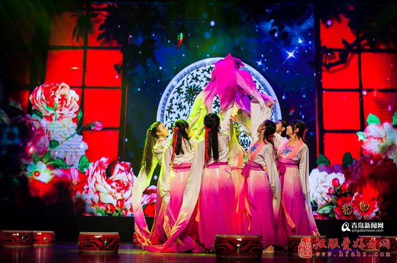 穿汉服弹古琴 这所学校艺术节满是中国风