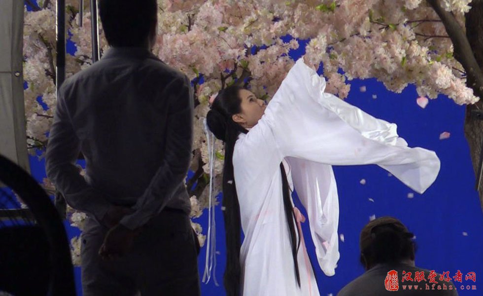 李若彤穿古装剑指桃花 “姑姑”依旧风华绝代