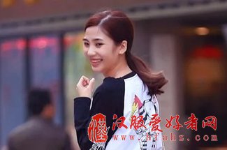 街拍美女:俏皮的小姐姐回眸一笑百媚生，其余街拍无颜色!