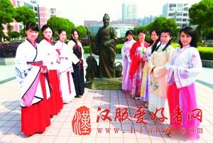 5月7日,湖南中医药大学湘杏学院的女学生着汉服在扁鹊雕像前合影(资料图片)