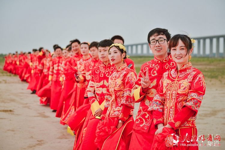 摈弃陈规陋习 郑州46对新人办中式集体婚礼