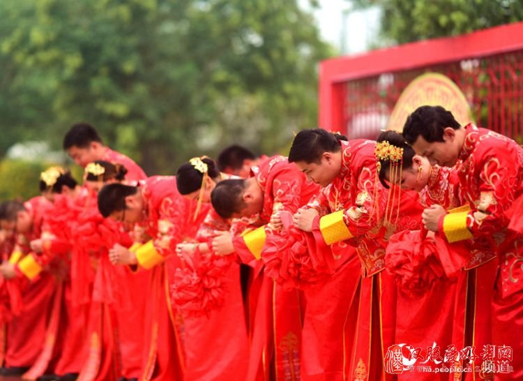 摈弃陈规陋习 郑州46对新人办中式集体婚礼