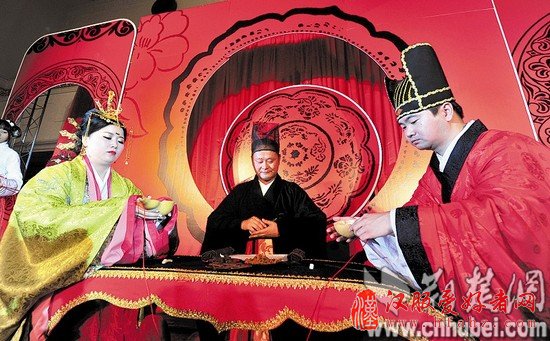 武汉一对新人行汉服婚礼 仪式上解缨结发（图）
