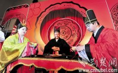 武汉一对新人行汉服婚礼 仪式上解缨结发（图）