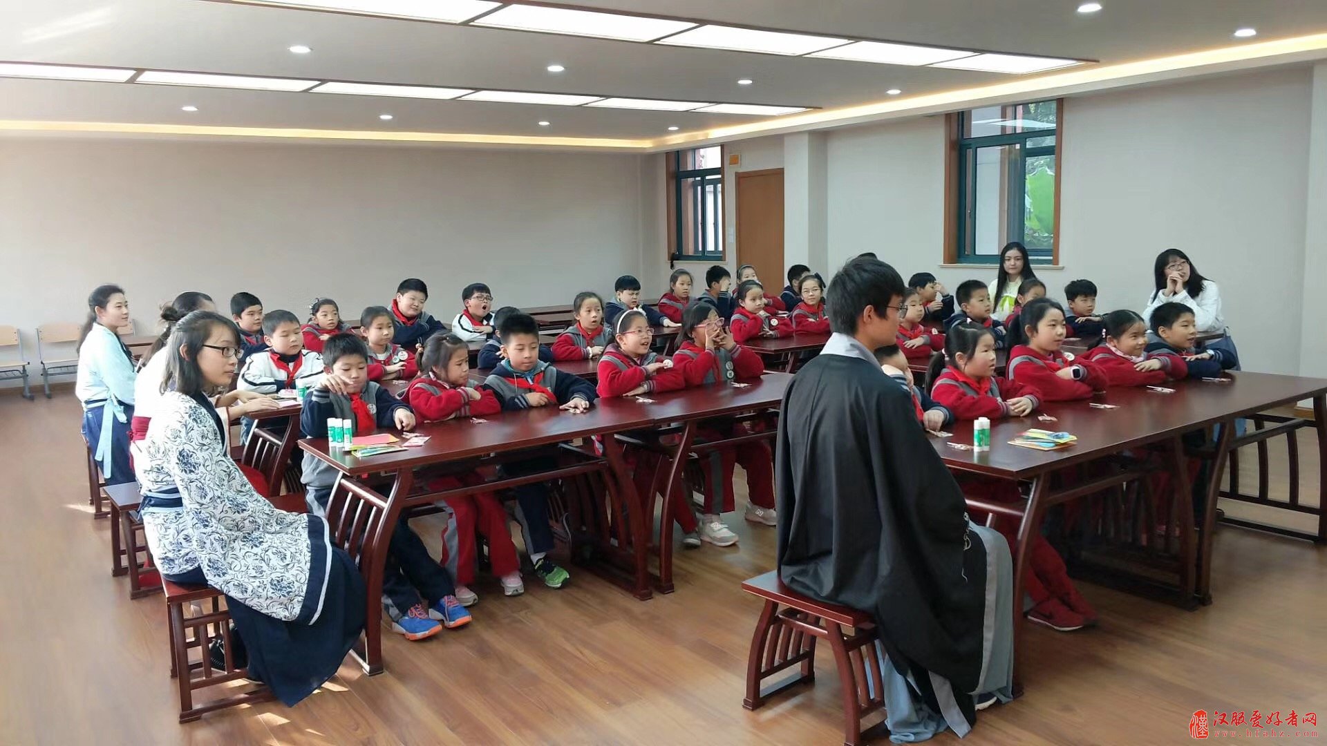 外语学院“汉服小课堂”文化传播活动顺利举行