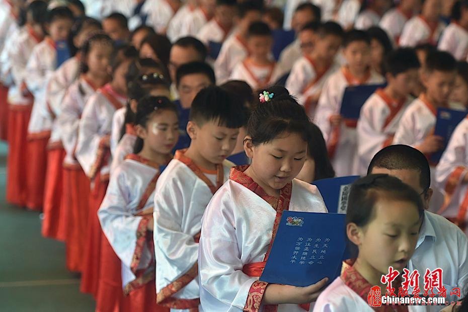 组图：南京萌娃参加成童礼 身着汉服齐诵论语