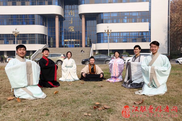 河南5名大学生推广汉服获百万投资 数钱数到手抽筋