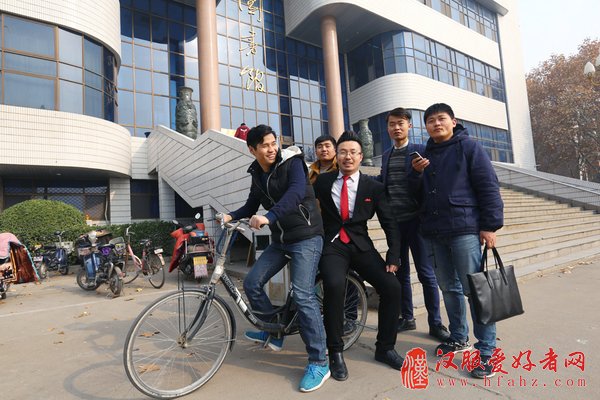 河南5名大学生推广汉服获百万投资 数钱数到手抽筋