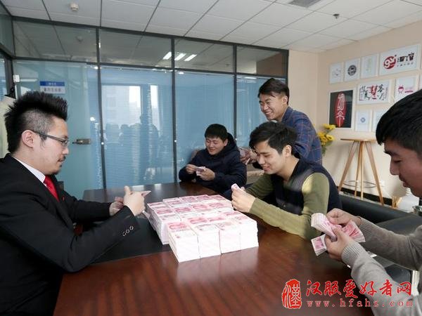 河南5名大学生推广汉服获百万投资 数钱数到手抽筋