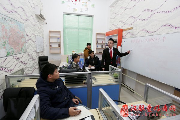 河南5名大学生推广汉服获百万投资 数钱数到手抽筋
