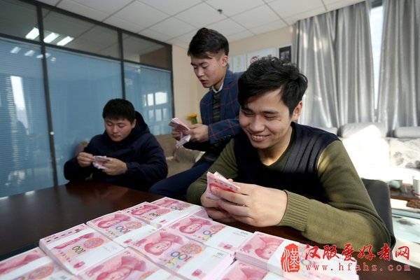 河南5名大学生推广汉服获百万投资 数钱数到手抽筋