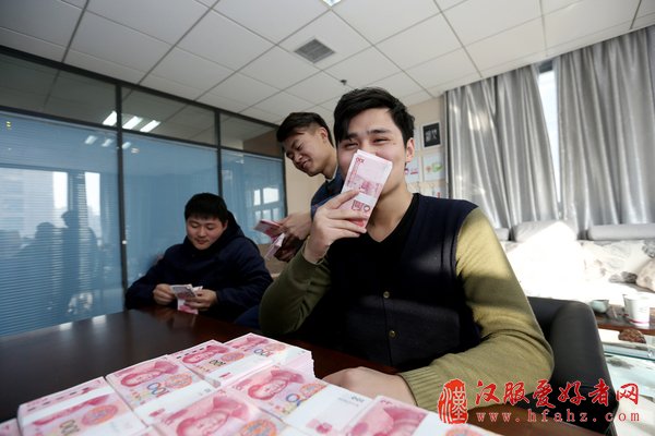 河南5名大学生推广汉服获百万投资 数钱数到手抽筋