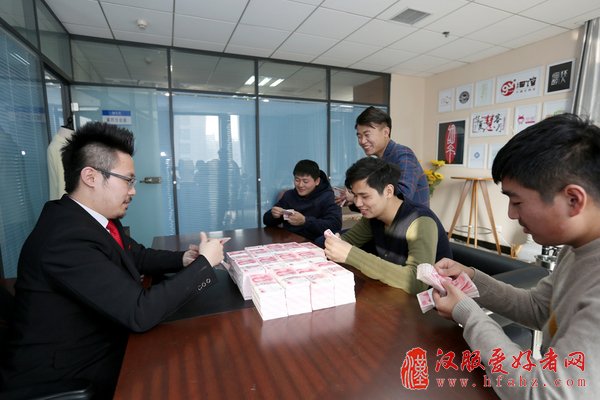 河南5名大学生推广汉服获百万投资 数钱数到手抽筋