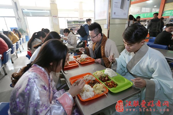 河南5名大学生推广汉服获百万投资 数钱数到手抽筋