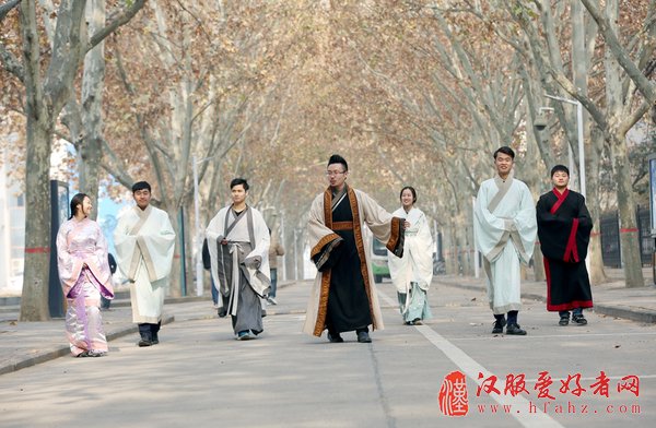 河南5名大学生推广汉服获百万投资 数钱数到手抽筋