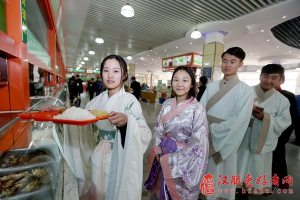 河南5名大学生推广汉服获百万投资 数钱数到手抽筋