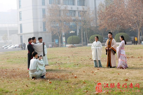 河南5名大学生推广汉服获百万投资 数钱数到手抽筋