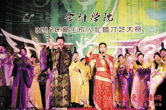 大学新生热衷成人礼年龄成人心智更要“成人”