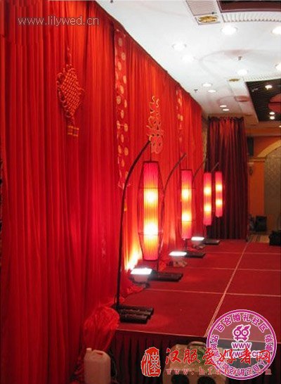 中式婚庆舞台红色装饰背景侧影 典雅喜庆