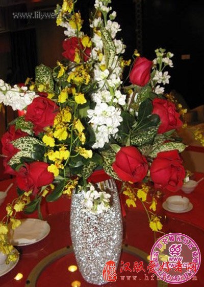 银色花瓶和娇艳玫瑰组成宾客桌花艺布置 喜庆浪漫