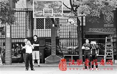 开学第一课：穿汉服“谢师礼”机器人引路走红毯