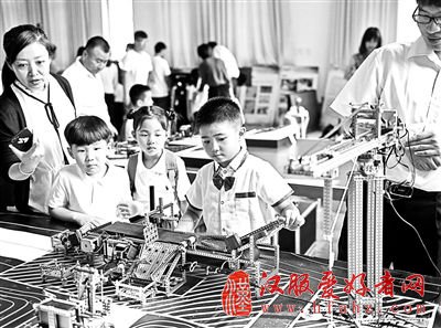 开学第一课：穿汉服“谢师礼”机器人引路走红毯