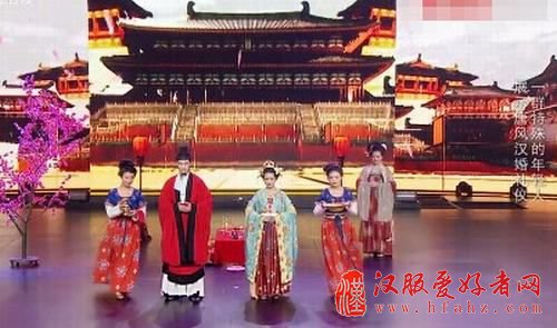 周立波炮轰汉服表演者洗浴中心出来的