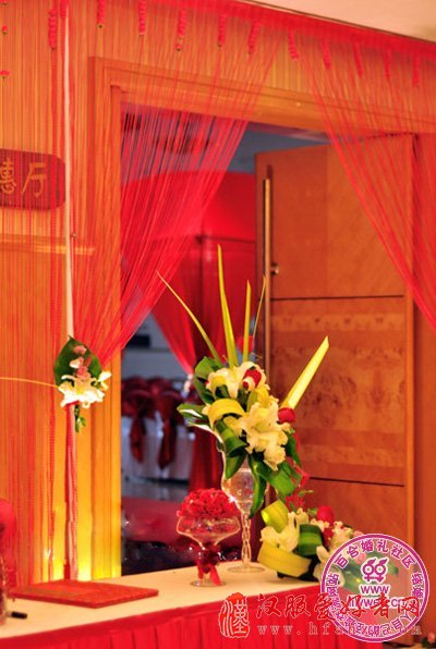 红色幔纱下的中式婚宴签到桌布景