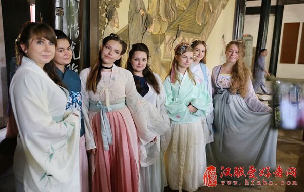穿汉服游慈城古县衙 外国人在宁波体验中国文化