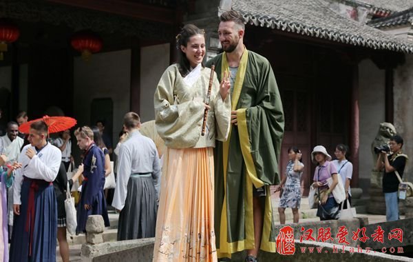 穿汉服游慈城古县衙 外国人在宁波体验中国文化
