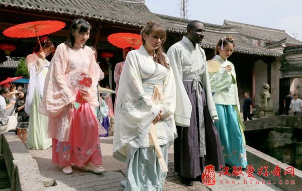 穿汉服游慈城古县衙 外国人在宁波体验中国文化