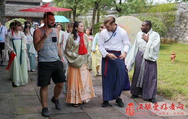 穿汉服游慈城古县衙 外国人在宁波体验中国文化