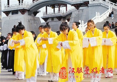 青年学子大唐芙蓉园着汉服 体验中国传统成人礼