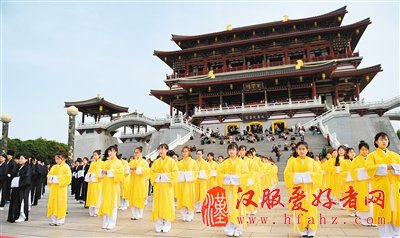 青年学子大唐芙蓉园着汉服 体验中国传统成人礼