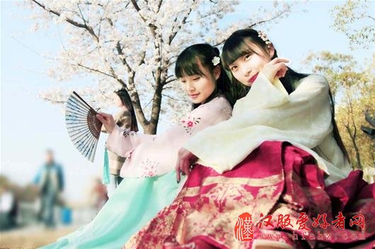 樱花汉服照网络走红