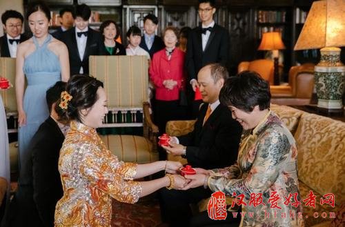 中国侨网在西式婚礼当中融合敬茶的元素表达对父母的感激(袁蕊提供)