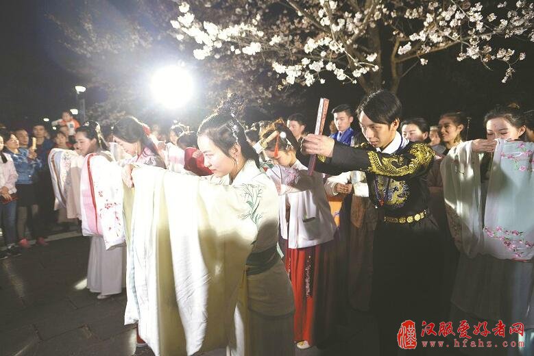 此次活动的“大队长”是武汉职业技术学院的“汉服女神”谭迎春老师。据她介绍，这40位汉服爱好者由来自华中科技大学、华中农业大学、 武汉职业技术学院等高校的大学生组成。