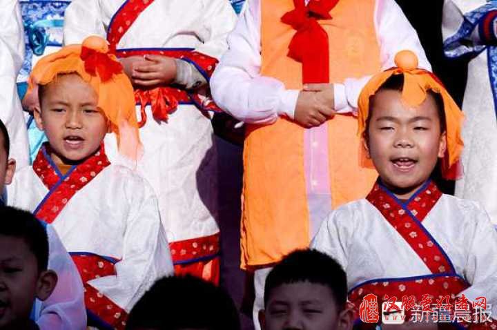 开学第一天 乌鲁木齐这所学校学生穿汉服诵经典