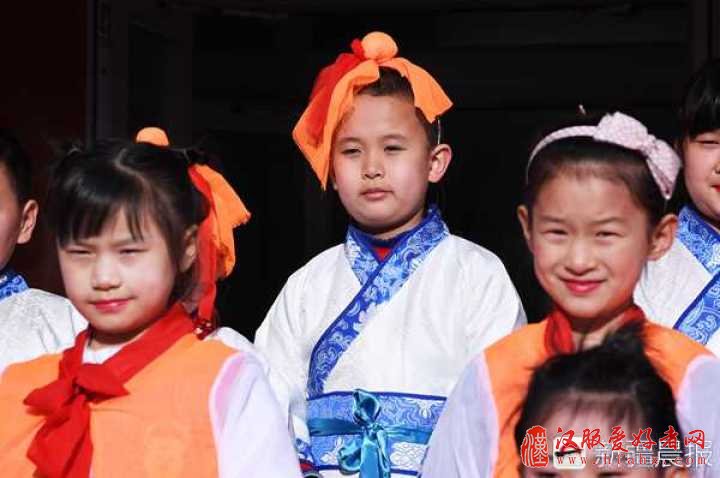 开学第一天 乌鲁木齐这所学校学生穿汉服诵经典