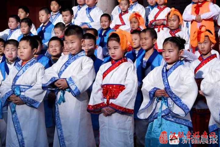 开学第一天 乌鲁木齐这所学校学生穿汉服诵经典
